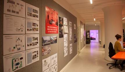 Pindot opslagstavle med filt på kontor (2)